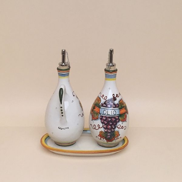 Set of 2 rounded oil and vinegar bottles cm.19h with handles and tray